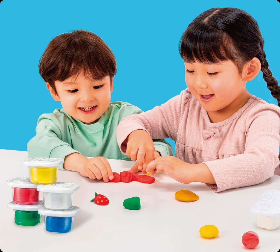 お米のねんどで遊ぶ子どもたち