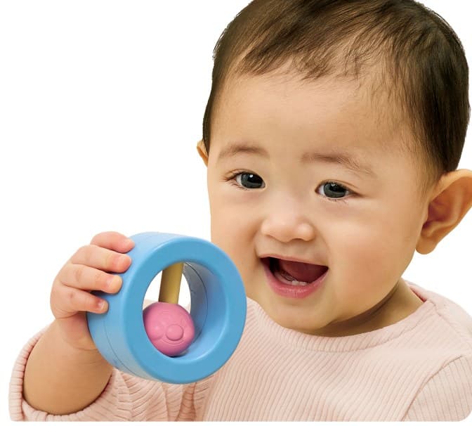 ライスレジンのガラガラで遊ぶ赤ちゃん